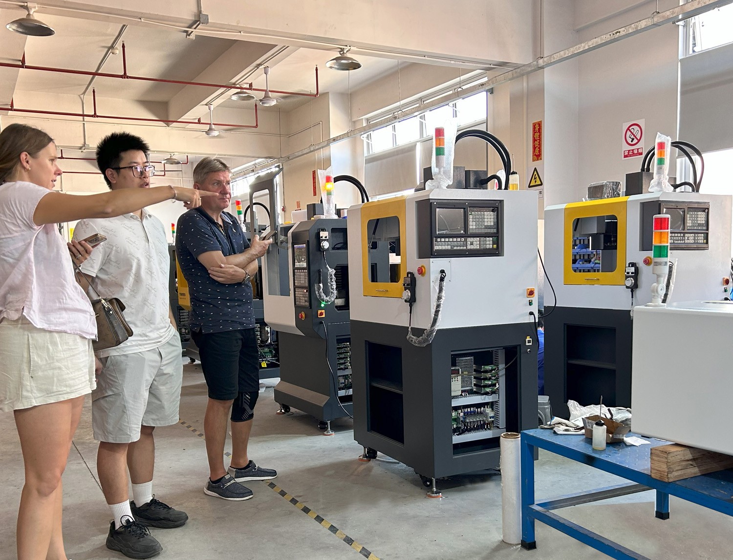 捷克客户莅临育菁装备考察，共探桌面级加工中心前沿技术